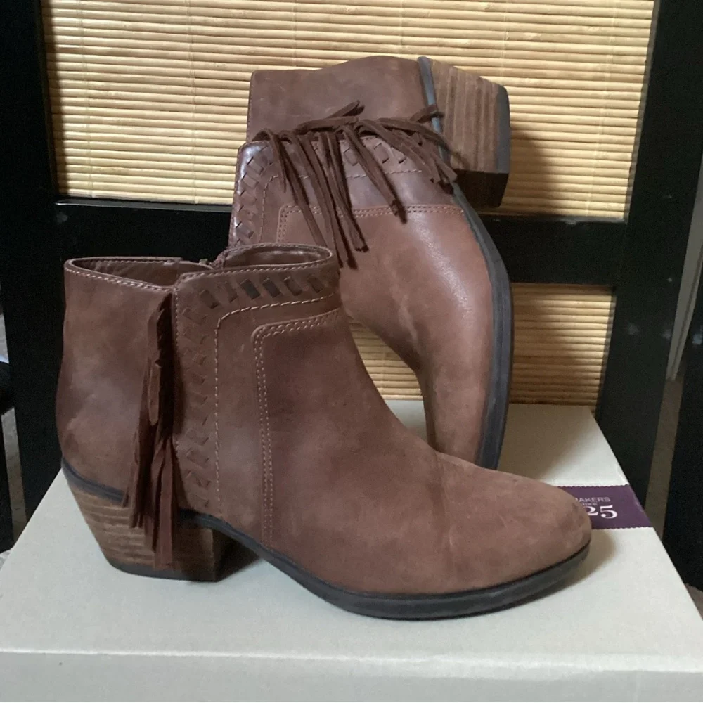 ♦️ CLARKS Artisan Leather Ankle Boots Sz 6 EUC fringe western bootie brown